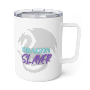 Escritor de voz - matador de dragões. Caneca de café isolada, 10 onças