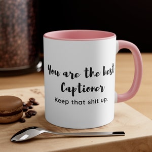 Legendador, estenógrafo, redator de voz, legendador CART, você é o melhor legendador de todos os tempos. Continue com essa merda. Caneca de café de destaque, 11 onças