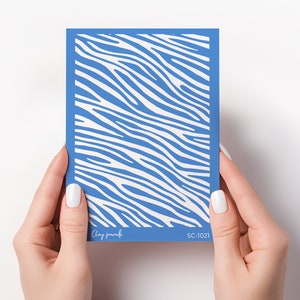 Op de afbeelding: Een blauwe stencil met een wit zebrastrepenpatroon. De stencil is gelabeld "Clay Paradise" en "SC-1021".