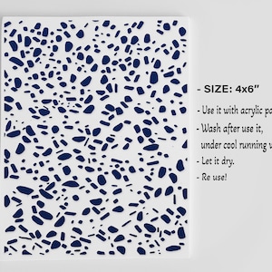 Op de afbeelding: Een witte sjabloon van 10,16 x 15,24 cm met een blauw abstract patroon van kleine en grote onregelmatige vormen. De sjabloon is bedoeld voor gebruik met acrylverf. Gebruiksaanwijzingen zijn inbegrepen: Was na gebruik onder koud stromend water. Laat het drogen. Hergebruik!