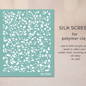 Op de afbeelding: Een tealblauwe zeefdrukstencil met een wit patroon van kleine kiezelsteentjes. De tekst "SILK SCREEN for polymer clay" is gedrukt aan de rechterkant van het stencil. De tekst "SC-1703" is gedrukt in de rechterbenedenhoek van het stencil.