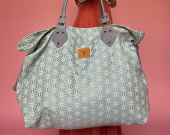 New in: Large tote bag on the shoulder with geometric motive | Big weekender bag with zipper and inside pockets | Pastel blue bag