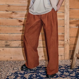 Classic Wide Leg Men&#39;s Brown Corduroy Trousers - Front Pleat Detail, Side Pockets