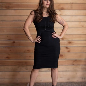 Mini robe débardeur noire Robe sans manches en viscose Style grunge pour un look estival sexy Tunique débardeur Boutique de mode lente image 9