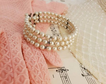 Vintage faux pearl bracelet.
