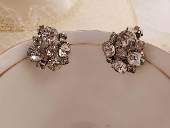 Vintage rhinestone cluster earrings - image 1