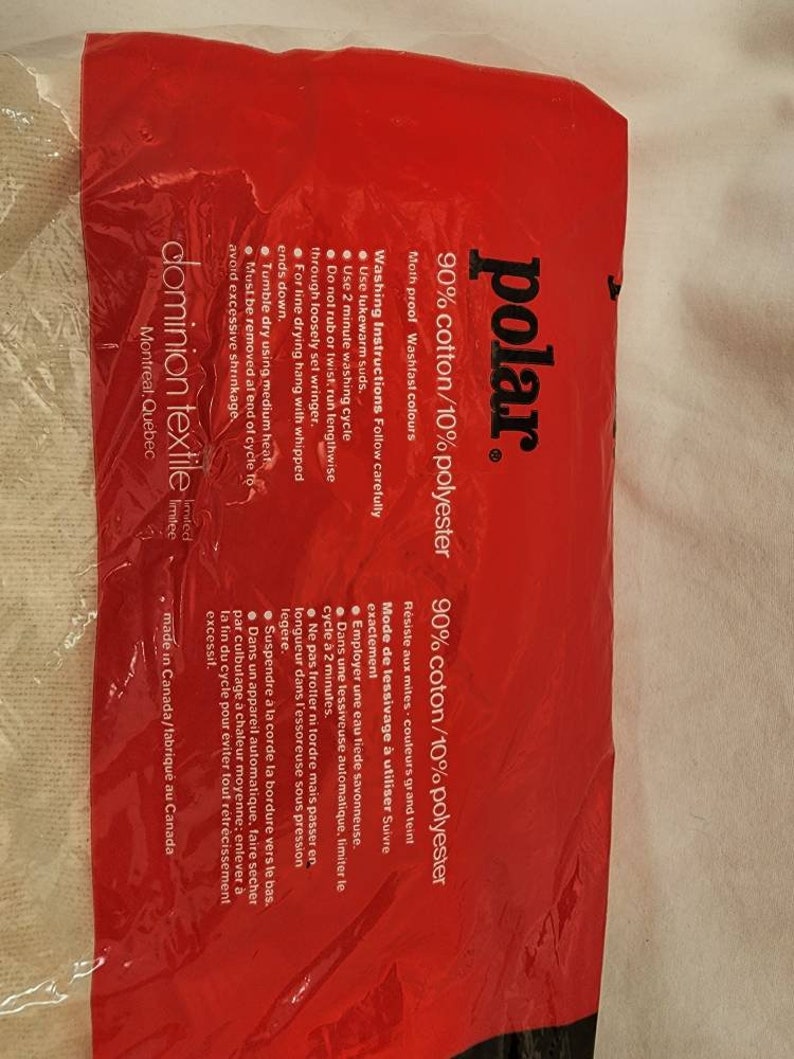 May include: A red plastic package with the brand name "polar" and washing instructions. The package contains 90% cotton and 10% polyester fabric. The text also includes washing instructions.