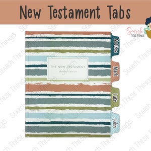 Peut inclure: Une couverture de livre rayée colorée avec des onglets pour les livres du Nouveau Testament : Matthieu, Marc, Luc et Jean. La couverture porte le titre « The New Testament Journal Edition ».