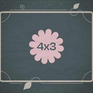 Puede incluir: Un marco decorativo con una flor rosa p&aacute;lida en el centro. La flor tiene un aspecto de papel texturizado y el texto "4x3" en el centro.