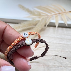 Pulsera con inicial, pulsera de cordón encerado, conjunto de pulseras para pareja, pulsera surfera, distancia, regalo de aniversario, pulsera a juego, pulsera para él y para ella