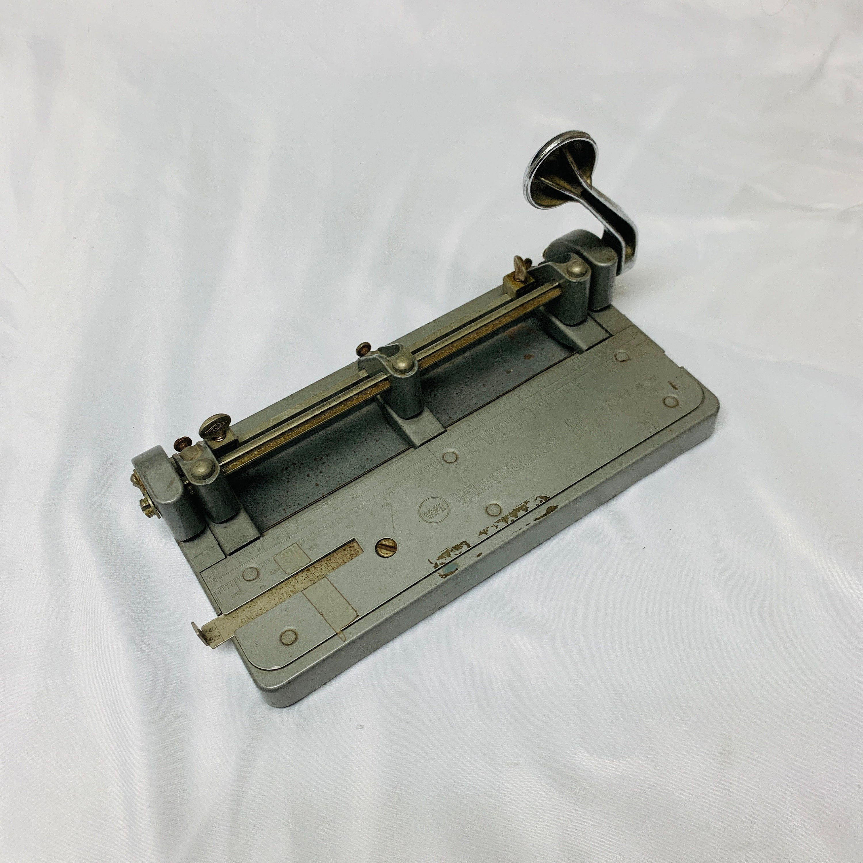 Vintage Master Products MFG CO Heavy Duty 3 Hole Punch Model 3-25 Adjustable