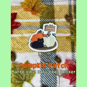 Peut inclure: Un autocollant en vinyle mat représentant un chat noir assis devant deux citrouilles avec une pancarte indiquant "Pumpkin Patch".