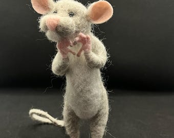 Ratón gris de fieltro con aguja