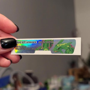 Rayquaza GBA-klistermärke på baksidan