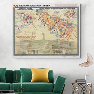Puede incluir: Un mapa vintage que representa la Batalla de Stalingrado, un evento clave de la Segunda Guerra Mundial. El mapa muestra los movimientos de las tropas alemanas y soviéticas, con flechas rojas que indican el avance soviético y flechas naranjas que indican la retirada alemana. El mapa está titulado "Stalingradskaya Bitva" en ruso, que se traduce como "Batalla de Stalingrado".