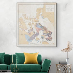 Könnte beinhalten: Eine gerahmte Vintage-Karte von Nordostamerika, die die Region detailliert mit verschiedenen Farben darstellt. Die Karte hängt an einer weißen Wand über einem grünen Sofa mit einem gelben Kissen.