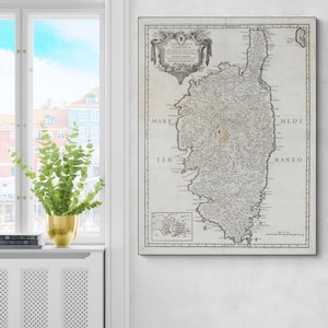 Può includere: Mappa antica incorniciata della Corsica, con informazioni geografiche dettagliate e testo in latino. La mappa in bianco e nero presenta elementi decorativi e un bordo. La cornice è nera.