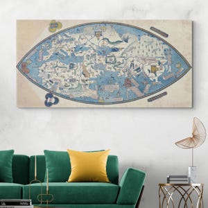 Puede incluir: Una impresión de mapa enmarcada grande con una forma ovalada alargada única. El mapa presenta un diseño vintage detallado con océanos azules y masas terrestres en tonos beige y crema. La obra de arte se exhibe sobre un sofá verde con un cojín amarillo.