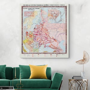 Puede incluir: Un mapa vintage enmarcado de Europa, con texto en ruso, que representa campañas militares. El mapa es una ilustración detallada con colores rojo, amarillo y azul, y está enmarcado con un borde decorativo.