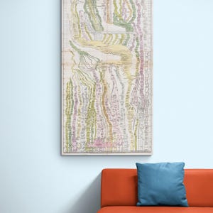 K&ouml;nnte beinhalten: Ein gerahmter Vintage-Kartendruck mit einem detaillierten, farbenfrohen Design. Die Karte zeigt eine komplexe Anordnung von Linien und Formen in Gr&uuml;n-, Gelb-, Rosa- und Lilat&ouml;nen. Der Druck ist rechteckig und auf einem wei&szlig;en Rahmen montiert.
