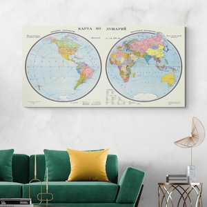 Può includere: Una stampa di mappa del mondo vintage con due emisferi, occidentale e orientale, che mostra i continenti in diversi colori. La mappa è intitolata "Карта по лучарий" e ha una scala di 1 cm = 220 km.