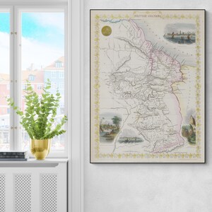 Peut inclure: Carte ancienne encadrée de la Guyane britannique, avec une cartographie détaillée et une bordure rose. La carte comporte des éléments décoratifs et se détache sur un fond crème. Le titre "British Guayana" est visible en haut.