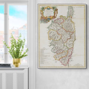 Può includere: Mappa antica incorniciata della Corsica, con cartografia dettagliata e bordi colorati. La mappa è presentata in una cornice nera. Il titolo in alto recita "Carte Particuliere de L'Isle de Corse". Un classico elemento d'arte murale.
