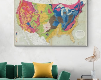 Puede incluir: Un mapa geológico enmarcado de los Estados Unidos, que presenta una colorida representación de formaciones geológicas. El mapa utiliza una variedad de colores, incluyendo rosa, verde, amarillo y azul, para representar diferentes regiones. El título "Geological Map United States" es visible.
