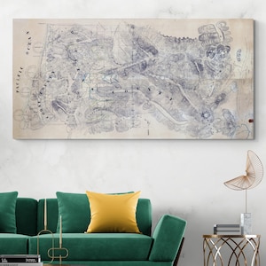 Peut inclure: Impression sur toile rectangulaire d'une carte ancienne, avec un design cartographique détaillé en nuances de gris et de bleu. La carte comprend le texte "Pacific Ocean" et "Coos County". L'œuvre est au-dessus d'un canapé vert avec un coussin jaune.