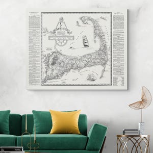 Puede incluir: Un mapa en blanco y negro de Cape Cod, Massachusetts, con ilustraciones detalladas de la costa, pueblos y veleros. El mapa incluye el texto "CAPE COD" y está enmarcado sobre un fondo blanco.
