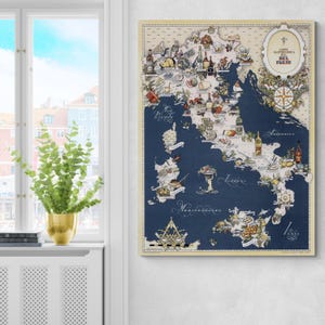 Puede incluir: Un mapa de Italia de estilo vintage, con ilustraciones de especialidades gastronómicas y bebidas. El mapa, con fondo azul oscuro y borde crema, presenta texto en italiano.