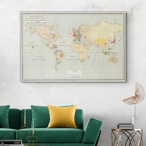 Puede incluir: Un mapa del mundo vintage enmarcado titulado "Geographical Distribution of Imports and Exports of the United States 1896". El mapa presenta un fondo crema con masas terrestres detalladas en beige y rojo, y áreas oceánicas en azul claro.
