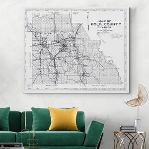 Puede incluir: Mapa en blanco y negro del condado de Polk, Florida, con carreteras y límites del condado. El mapa está enmarcado y montado en una pared blanca. El título "Map of Polk County Florida" se muestra de forma destacada.