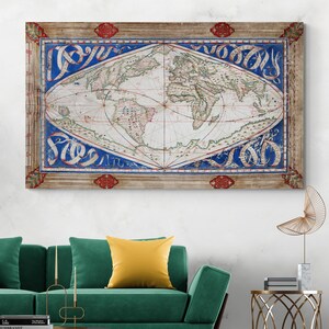 Puede incluir: Una taza de cerámica blanca con un asa negra y el texto "But First, Coffee" en negro, con una fuente de estilo manuscrito. La taza está sobre una superficie blanca.