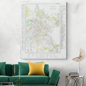 Puede incluir: Un mapa detallado de Leningrado, con una superposición de cuadrícula y texto en la esquina superior derecha. El mapa muestra carreteras, edificios y espacios verdes en varios colores. El mapa se muestra sobre un fondo blanco.