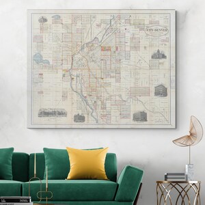 Op de afbeelding: Vintage kaart van Denver, Colorado, die de indeling van de stad en de straten laat zien. De kaart is gedrukt in zwart-wit met rode en blauwe accenten. De kaart heeft de titel "City of Denver" en bevat een legenda en een schaal.