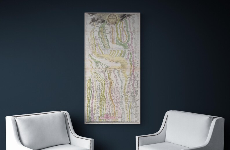 K&ouml;nnte beinhalten: Eine gerahmte Vintage-Karte mit detailliertem, farbenfrohem Design h&auml;ngt an einer dunkelblauen Wand. Die Karte weist eine Vielzahl von Farben auf, darunter Gr&uuml;n, Gelb und Rosa. Zwei wei&szlig;e Sessel sind darunter positioniert.