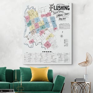 Puede incluir: Un mapa antiguo de Flushing, Nueva York, fechado en enero de 1897, se muestra en un lienzo. El mapa presenta un plano detallado de las calles con secciones codificadas por colores. El título "Flushing New York" se muestra prominentemente en la parte superior, junto con los nombres "Sanborn" y "Ferris".