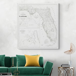Puede incluir: Un mapa vintage enmarcado de Florida, en escala de grises. El mapa muestra detalles geográficos, líneas costeras y etiquetas de texto. El título "The State of Florida" es claramente visible. El mapa está montado sobre un fondo blanco.
