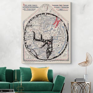 Op de afbeelding: Een ingelijste vintage kaartprint met Latijnse tekst. De kaart bevat ingewikkelde details in zwart, blauw en rood op een gebroken witte achtergrond. De print wordt weergegeven boven een groene bank met gele kussens.