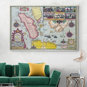 Puede incluir: Una impresión enmarcada de un mapa antiguo que presenta una representación detallada y colorida de una región histórica. El mapa incluye ilustraciones de barcos, rosas de los vientos y etiquetas de texto. El mapa está enmarcado en un marco de madera de color claro.