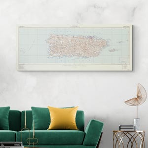 Puede incluir: Un mapa vintage de Puerto Rico, impreso en papel crema con fondo azul claro. El mapa muestra la costa de la isla, las carreteras y las ciudades. El mapa está enmarcado y colgado en una pared blanca.