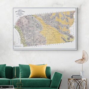 Puede incluir: Un mapa vintage enmarcado del condado de San Diego, California, con características topográficas detalladas. El mapa presenta una paleta de colores beige, amarillo y gris, con texto que indica los límites del condado y las características geográficas.