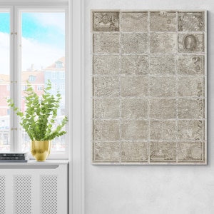 Puede incluir: Una obra de arte mural enmarcada que presenta una colección de mapas antiguos. Los mapas están dispuestos en un patrón de cuadrícula, con cada sección del mapa que muestra detalles intrincados y cartografía histórica. La obra de arte se exhibe en una pared blanca, agregando un toque de encanto vintage al espacio.