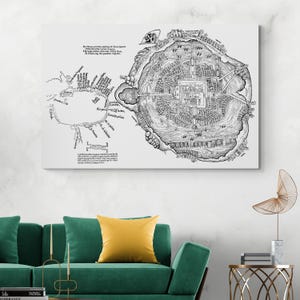 Puede incluir: Impresión en blanco y negro de un mapa histórico, probablemente un plano de la ciudad, con ilustraciones detalladas de edificios, elementos acuáticos y texto. El mapa se muestra en un lienzo blanco, montado en una pared sobre un sofá verde.