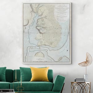 Puede incluir: Una impresión enmarcada de un mapa antiguo de Elizabeth Town Point, con cartografía detallada en tonos azul, beige y verde apagados. El mapa incluye texto e ilustraciones intrincadas, mostrando una representación histórica de la zona.