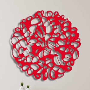 Puede incluir: Arte de pared de metal rojo con un diseño circular que presenta un patrón de círculos superpuestos y formas orgánicas.