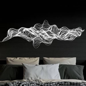 Puede incluir: Una cama negra con un diseño de arte abstracto de líneas blancas en la pared sobre la cabecera. La cama tiene una cabecera negra, una manta negra y una almohada blanca.