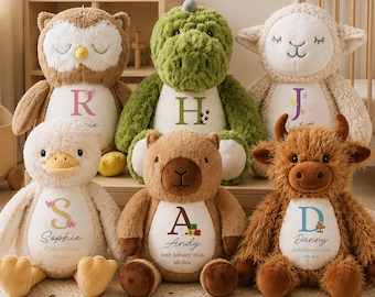 Peut inclure: Un ensemble de six peluches comprenant un hibou, un dinosaure vert, un mouton, un canard, un ours et une vache highland. Chaque peluche présente un écusson circulaire blanc sur la poitrine brodé d'une grande lettre, d'un nom et d'une date.