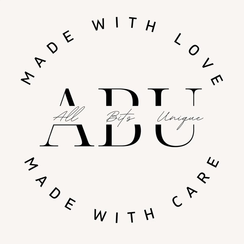 Pu&ograve; includere: Logo in bianco e nero con il testo "ADU" in grassetto. Le lettere sono stilizzate con le parole "All", "Bits" e "Unique" scritte in corsivo all'interno di ogni lettera. Il logo &egrave; circondato da un cerchio con il testo "Made with Love Made with Care" scritto intorno.